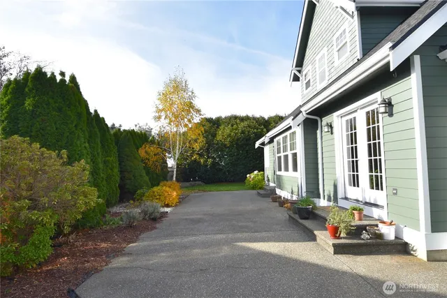 a view of a house with backyard and garden