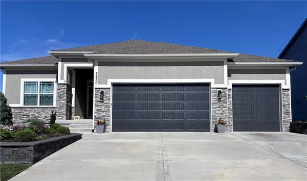 $575,000 | 7450 Northwest Douglas Court, Parkville, MO 64152