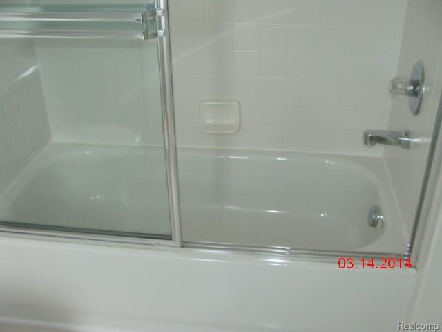 10892 Pardee Road Taylor, MI 48180 - Photo 11 of 21 bdrm 2 bath tub.jpg