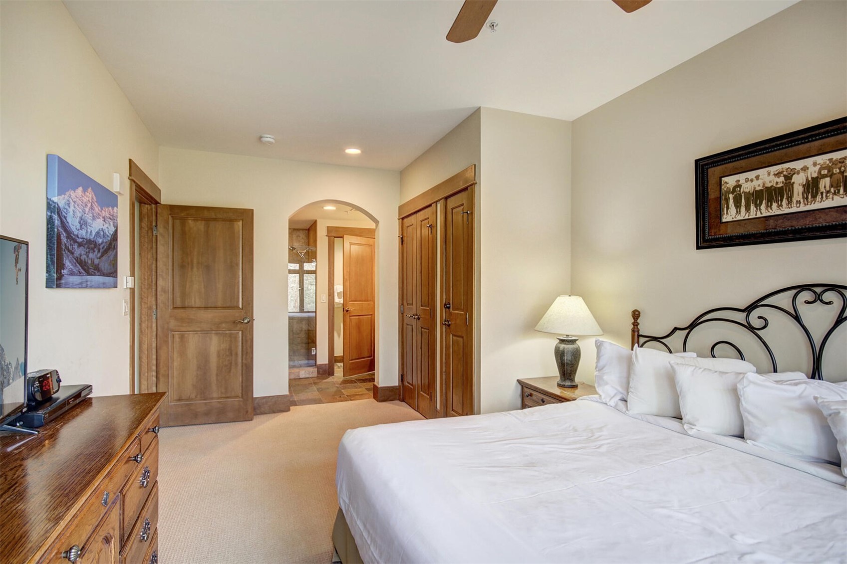 280 Trailhead Drive, Unit 3039 Keystone, CO 80435 - Photo 17 of 38 a bedroom with a bed and a dresser