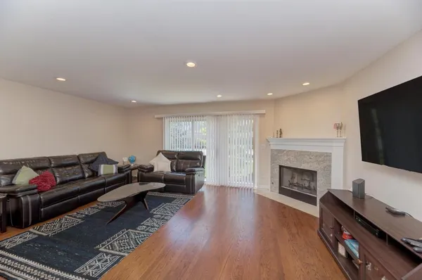 $360,000 | 1679 West Ethan's Glen Drive, Palatine, IL 60067