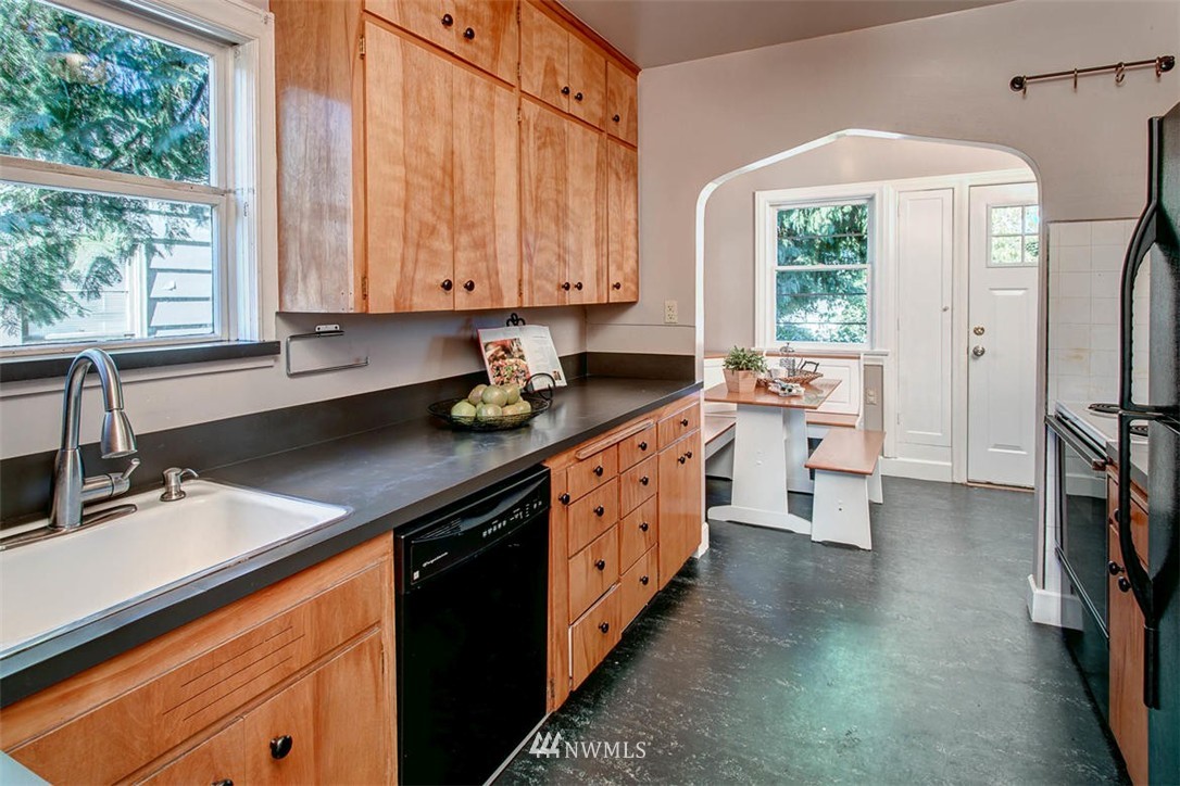 7724 Dibble Avenue Northwest Seattle, WA 98117 - Photo 11 of 25
