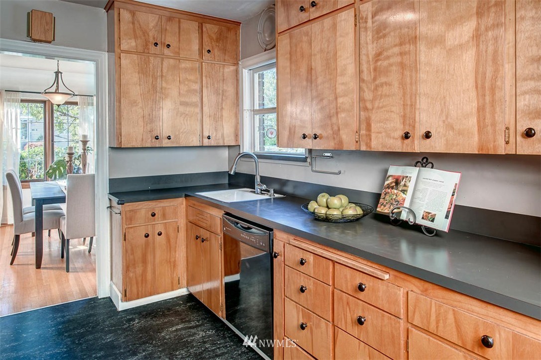 7724 Dibble Avenue Northwest Seattle, WA 98117 - Photo 10 of 25