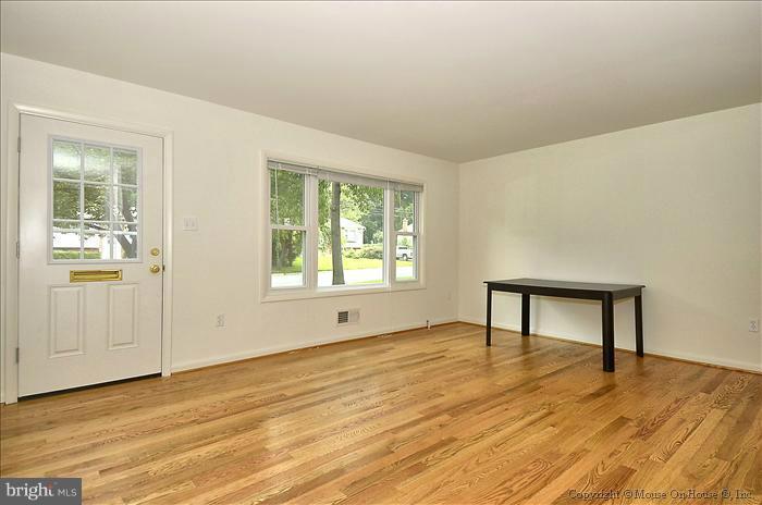 203 Rolling Road Gaithersburg, MD 20877 - Photo 2 of 22 Living Room