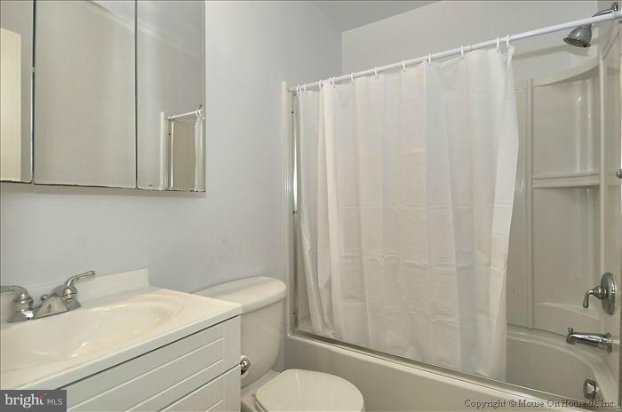 203 Rolling Road Gaithersburg, MD 20877 - Photo 5 of 22 Bath