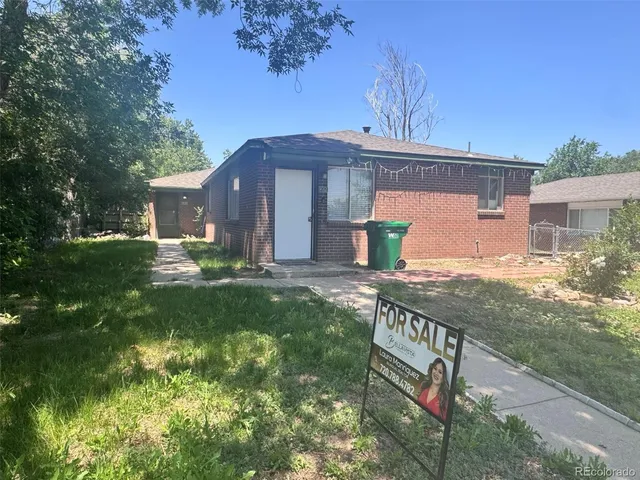 a view of house with yard