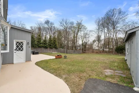 a view of a backyard