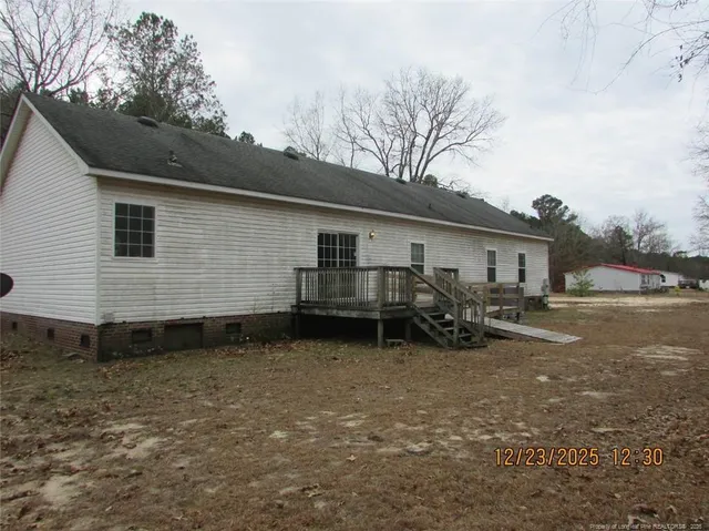 a view of a house with backyard
