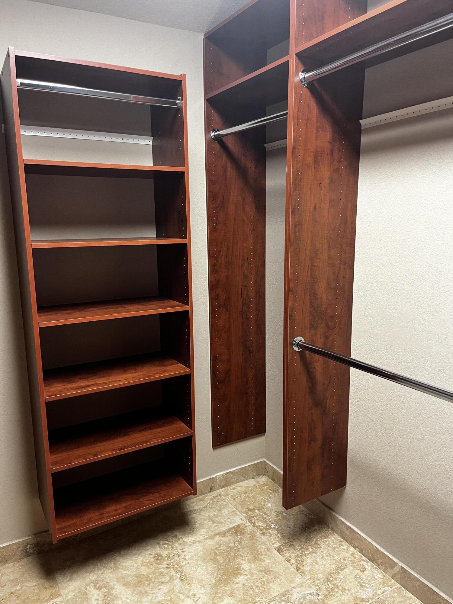 11147 Kestrel Road Klamath Falls, OR 97601 - Photo 32 of 66 Primary closet