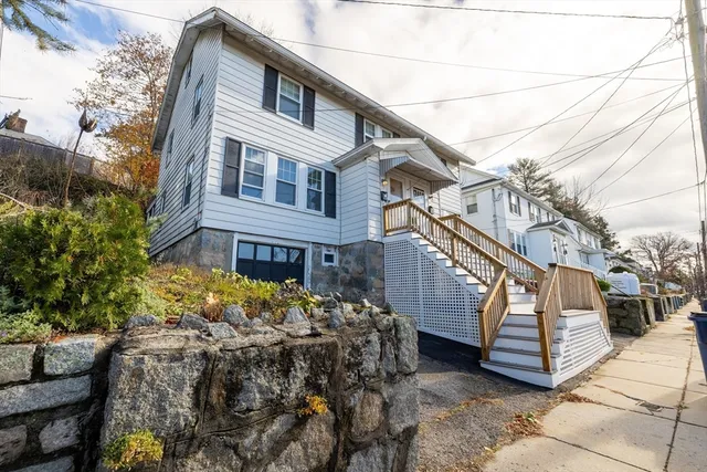 a view of a house with a yard