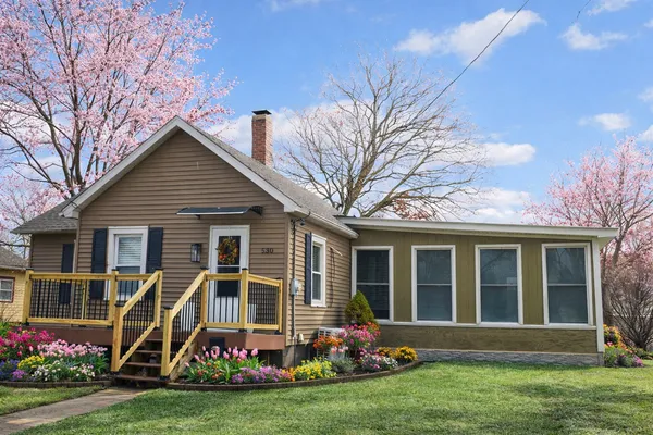 a view of a house with backyard and garden