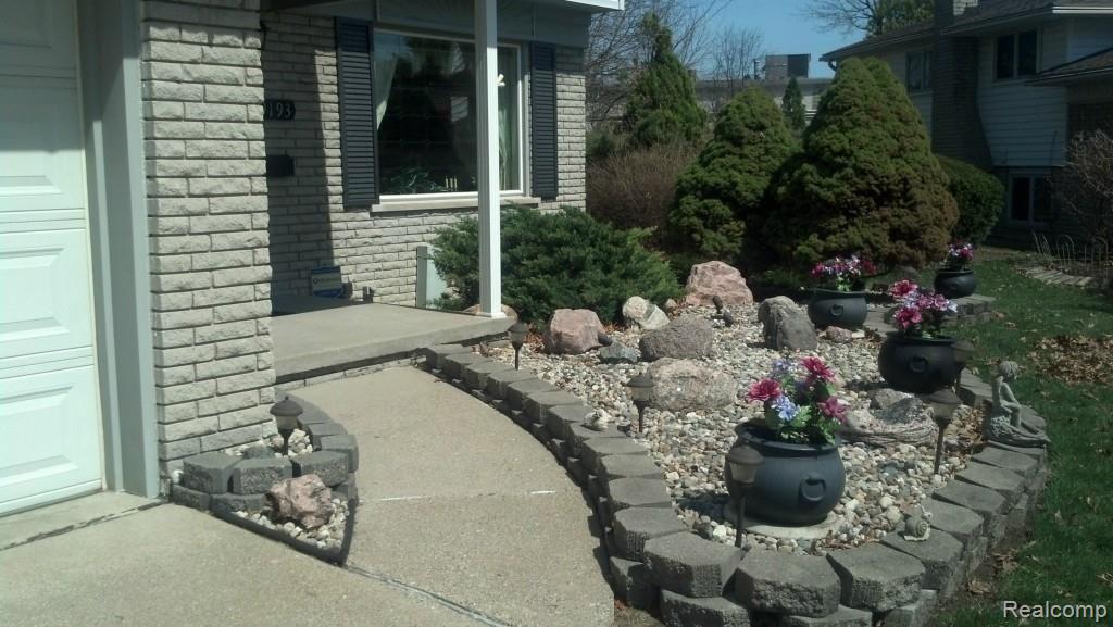19193 Wedgewood Road Riverview, MI 48193 - Photo 2 of 15 16w.jpg