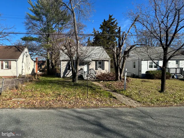 a view of house with a yard