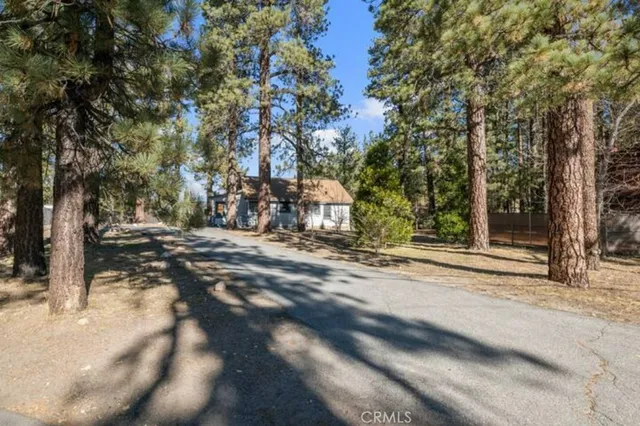 $2,450 | 697 Chipmunk Lane, Big Bear Lake, CA 92315