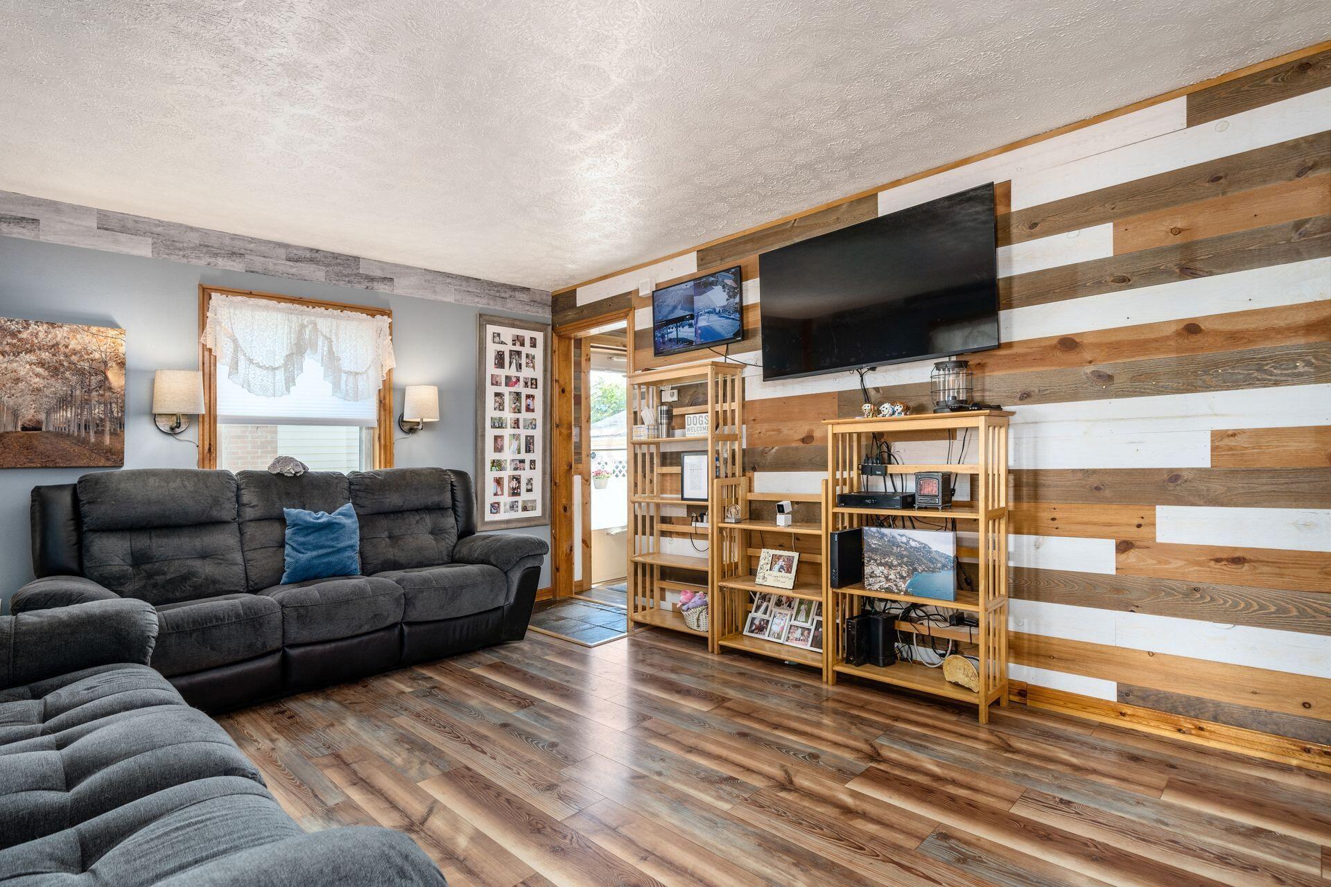 3463 Beulah Road Columbus, OH 43224 - Photo 11 of 49 Living Room