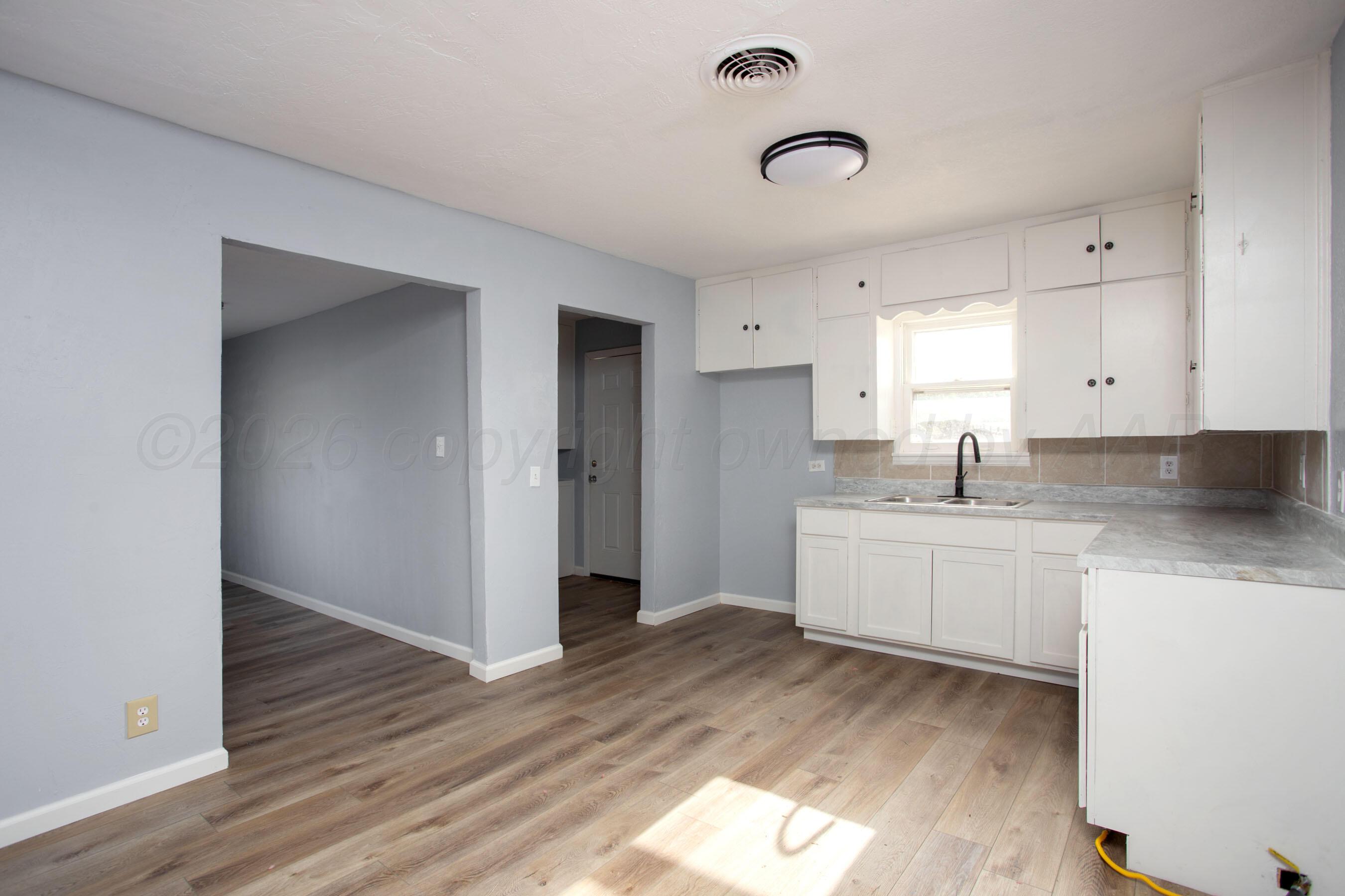 1002 North Spring Street Amarillo, TX 79107 - Photo 10 of 29 Living Room - View 4