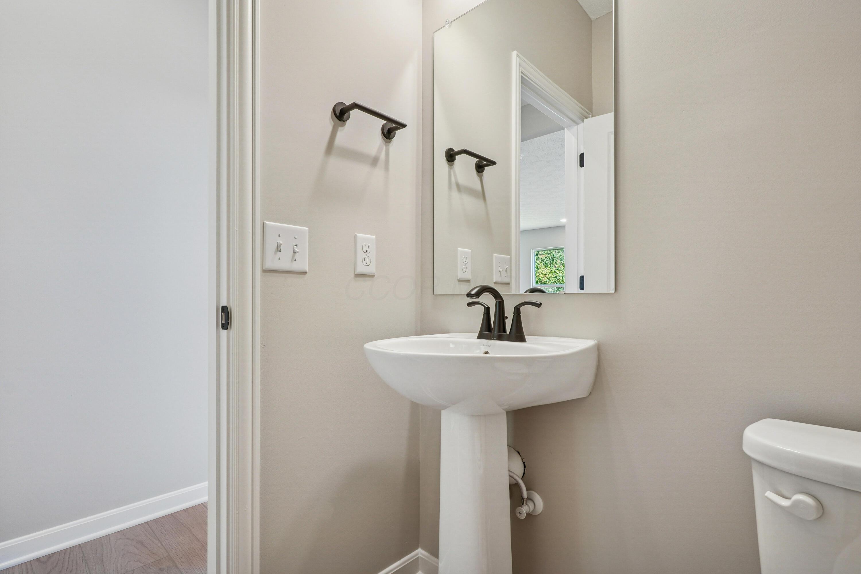 275 Olympic Loop Commercial Point, OH 43116 - Photo 8 of 51 Powder Room