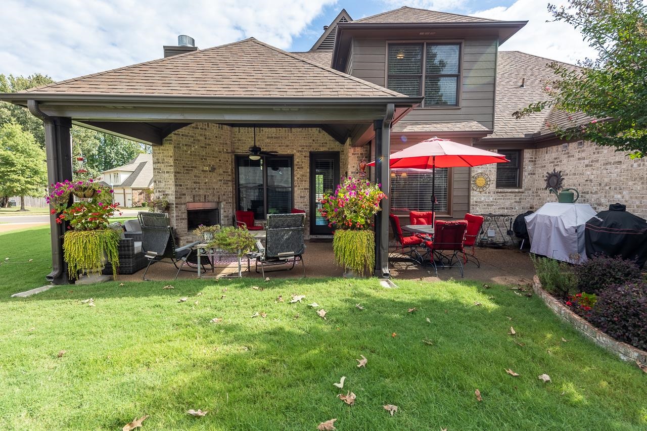 771 Six Oaks Lane Collierville, TN 38017 - Photo 24 of 25 a view of a chairs and tables in the patio