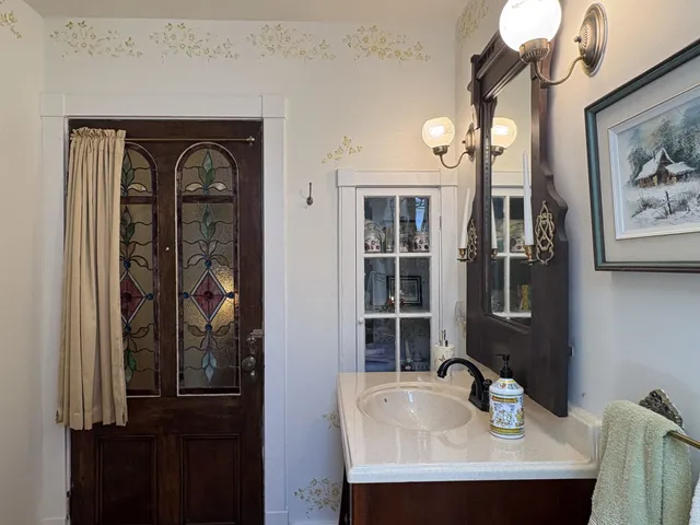 $1,188,000 | 283 North End Road East, North Hero, VT 05474