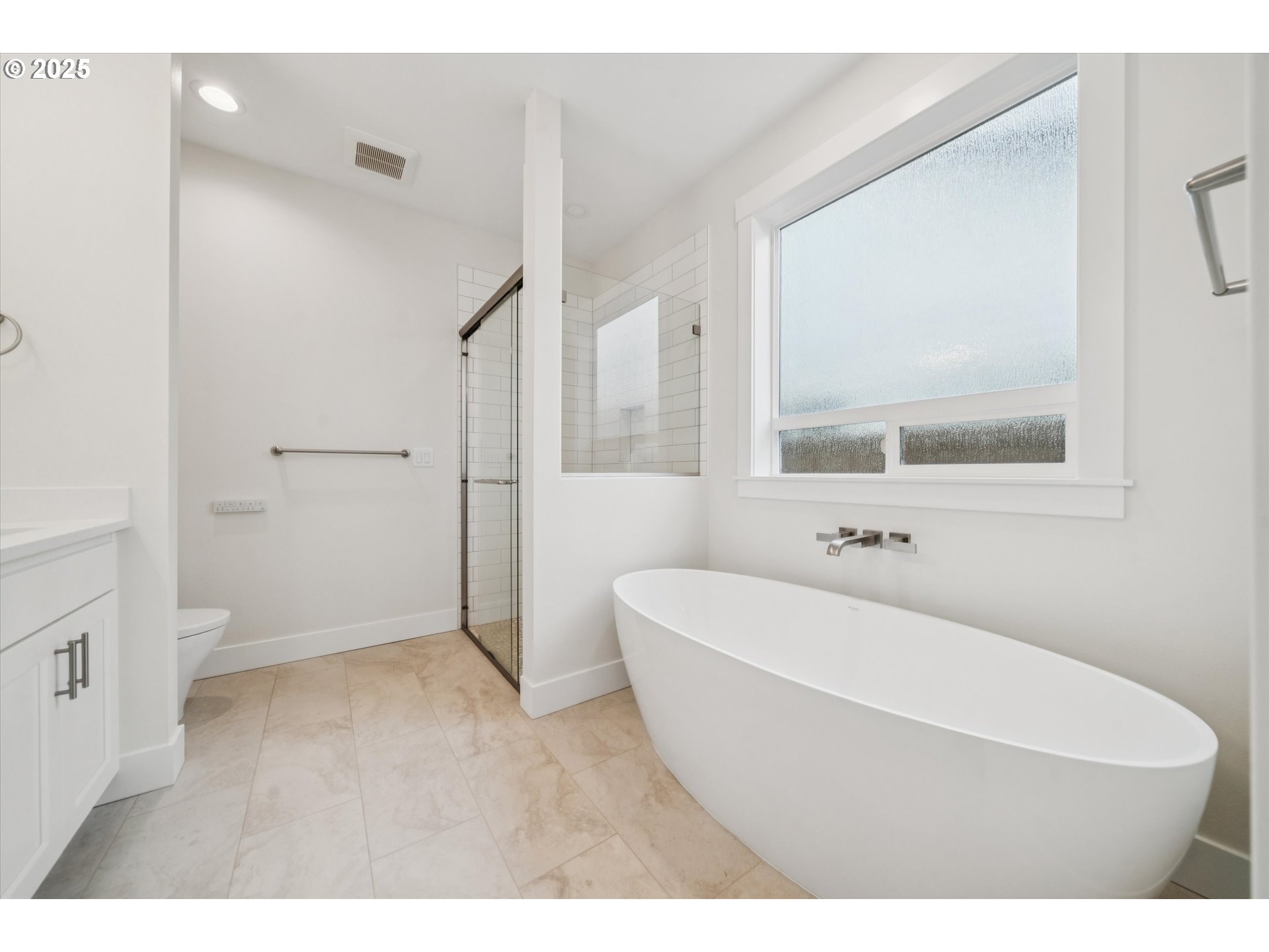224 Southwest 18th Avenue Canby, OR 97013 - Photo 22 of 40 a bathroom with a bathtub and a sink