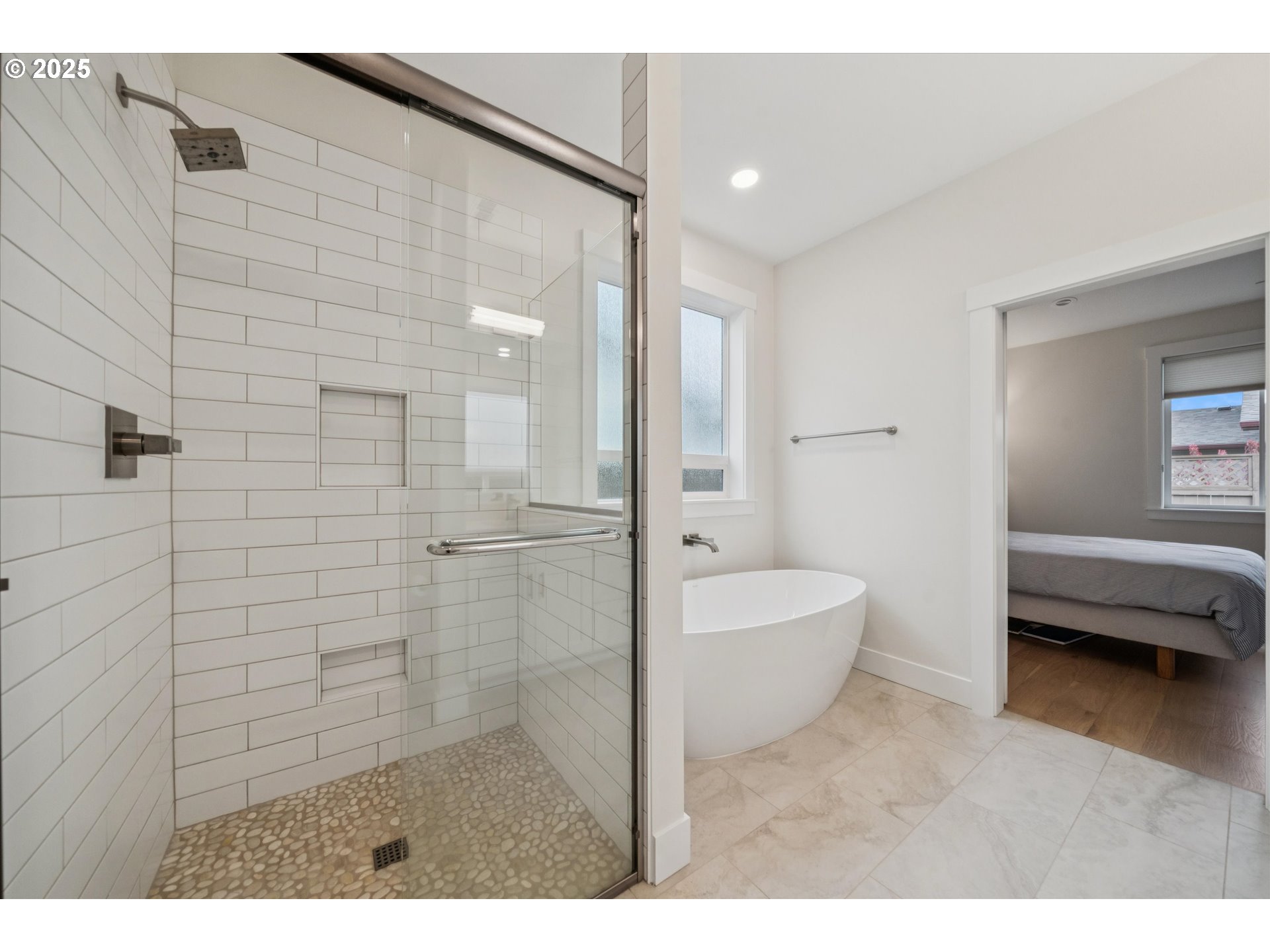 224 Southwest 18th Avenue Canby, OR 97013 - Photo 24 of 40 a bathroom with a toilet a sink and bathtub