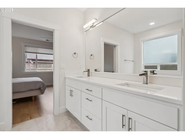 $675,000 | 224 Southwest 18th Avenue, Canby, OR 97013