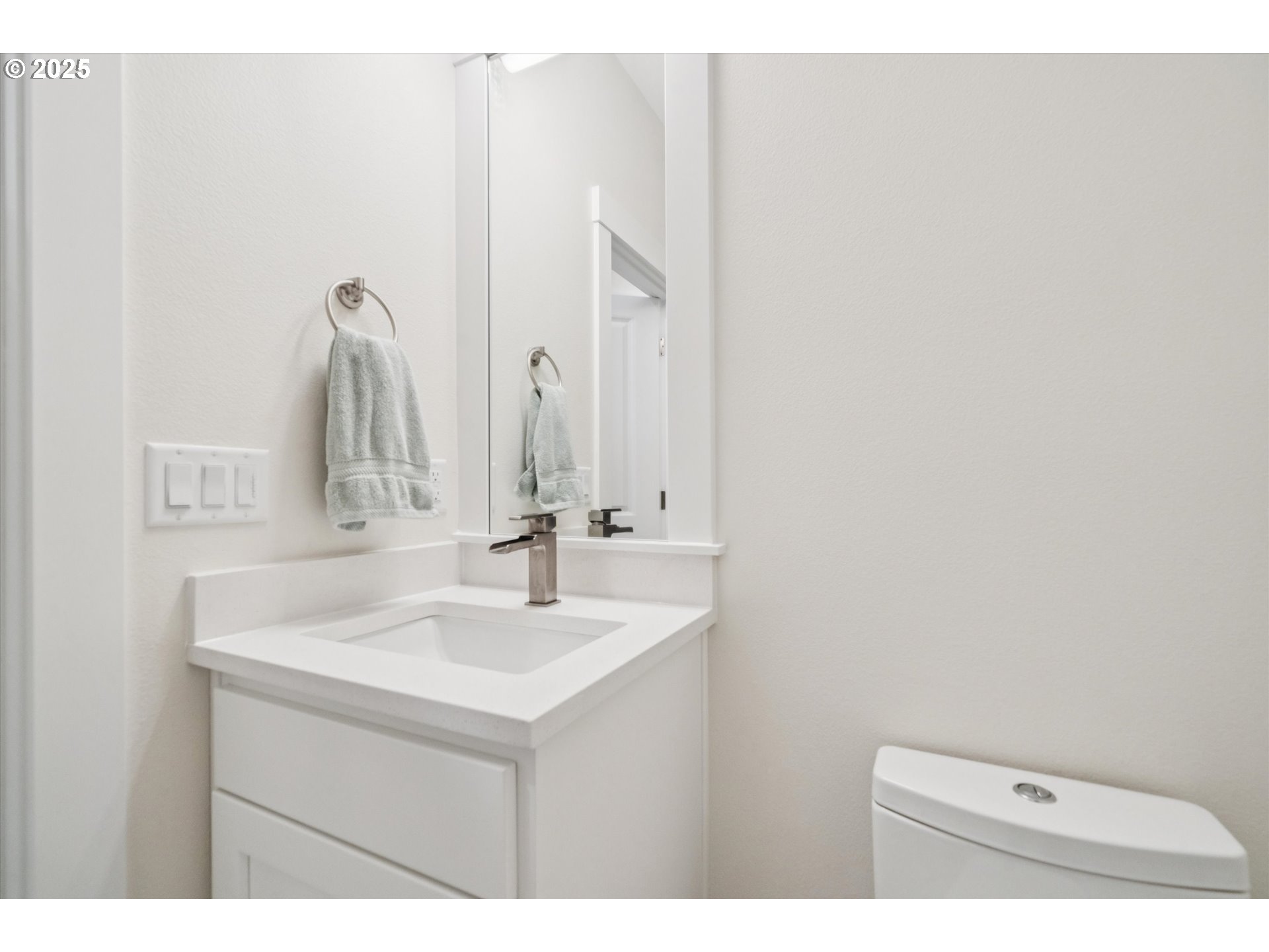 224 Southwest 18th Avenue Canby, OR 97013 - Photo 33 of 40 a bathroom with a sink and a mirror