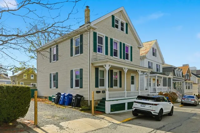 $2,400 | 19 Dixon Street, Unit 2, Newport, RI 02840