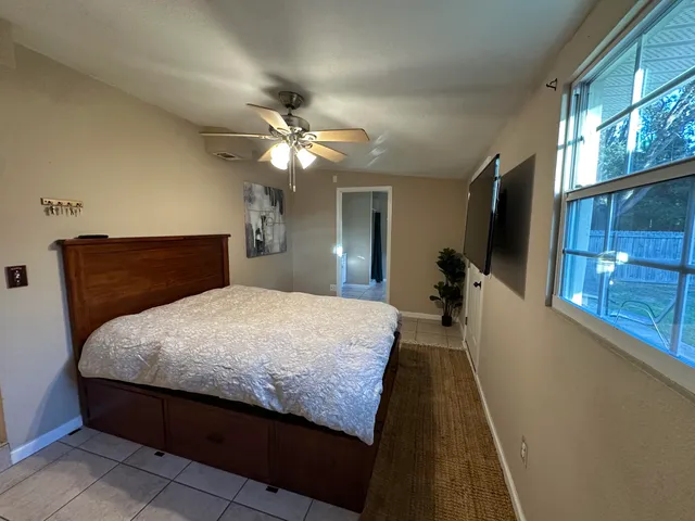 a view of a back yard