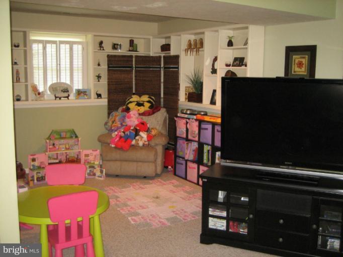 1002 Towson Road Abingdon, MD 21009 - Photo 4 of 27 Family Room