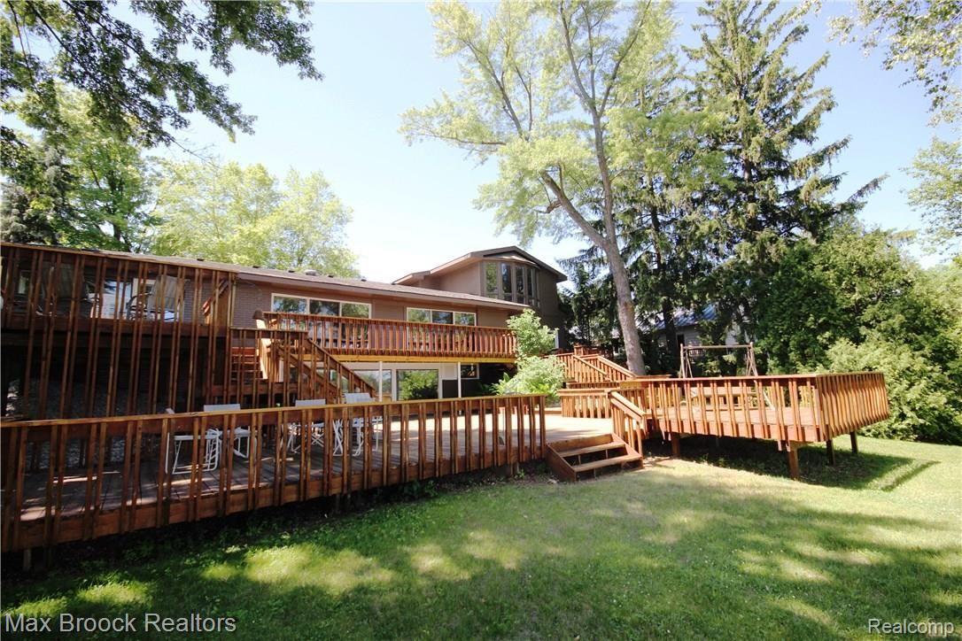 6290 Commerce Road West Bloomfield, MI 48324 - Photo 46 of 51 Multi-Tier Decking system for gatherings