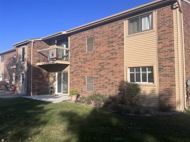 $124,000 | 16140 Clarkson Drive, Unit 4, Fraser, MI 48026
