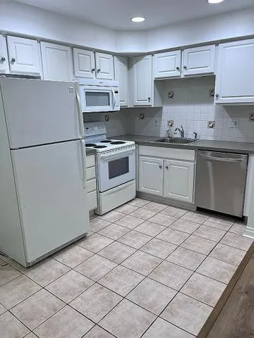 $124,000 | 16140 Clarkson Drive, Unit 4, Fraser, MI 48026