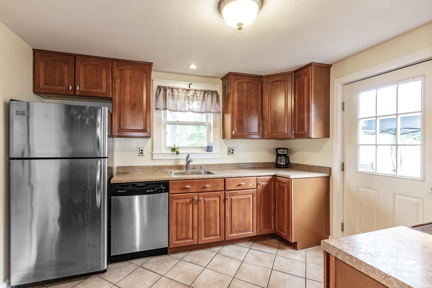 23 King Street Nashua, NH 03060 - Photo 3 of 38