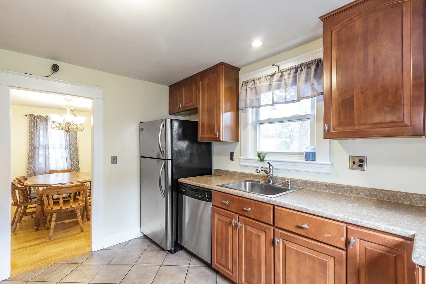 23 King Street Nashua, NH 03060 - Photo 5 of 38