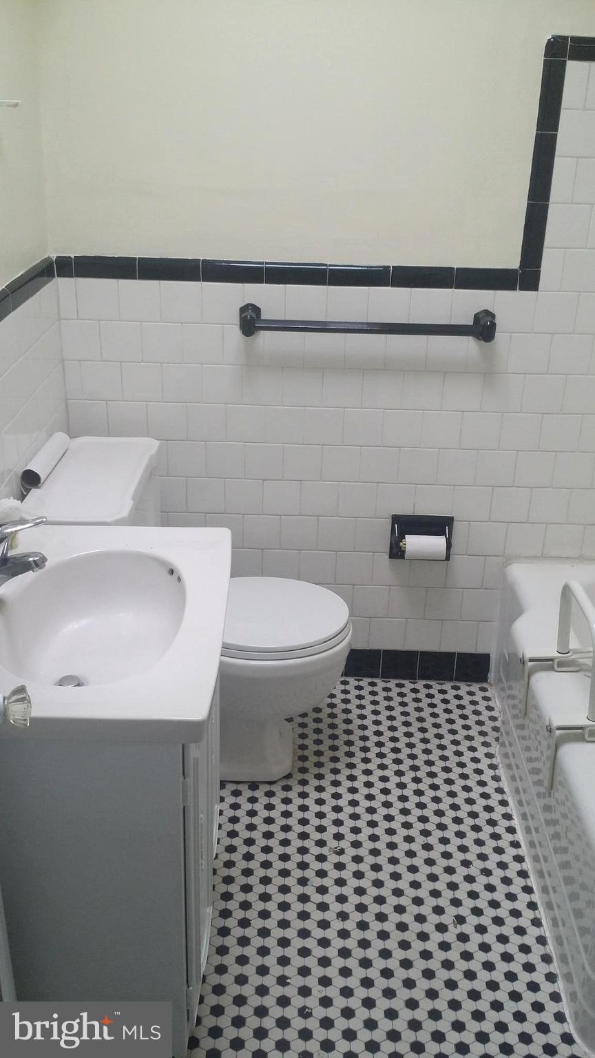 3731 Greenvale Road Baltimore, MD 21229 - Photo 18 of 25 Bath (Master)