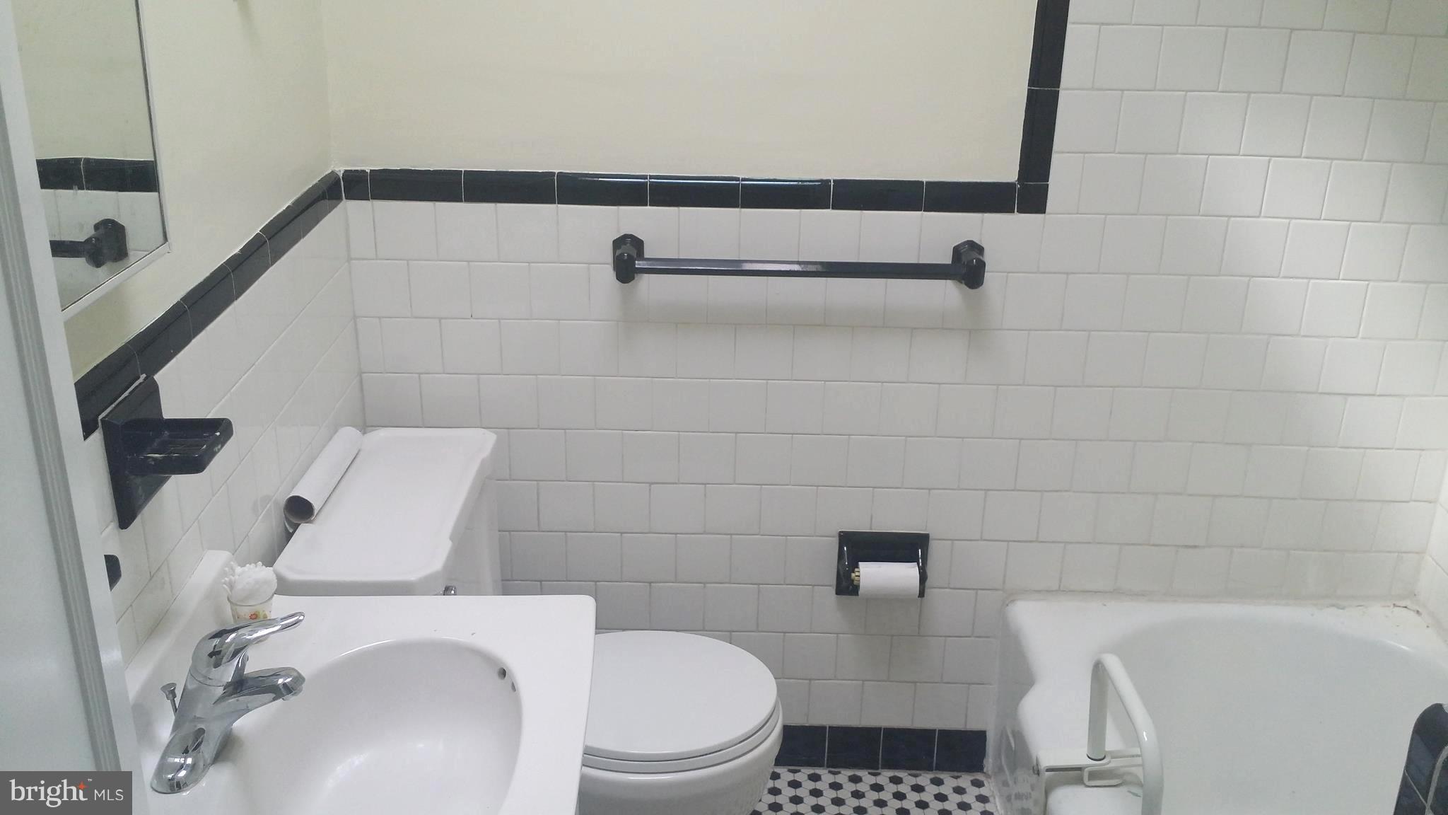 3731 Greenvale Road Baltimore, MD 21229 - Photo 19 of 25 Bath (Master)