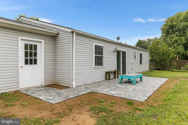 a view of a house with backyard