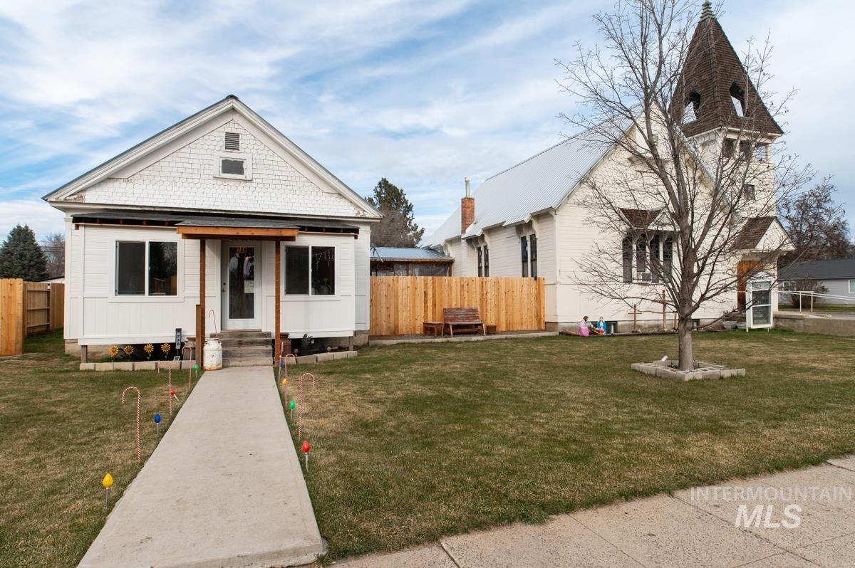736 East Main Street Weiser, ID 83672 - Photo 2 of 17 Bungalow with entry steps