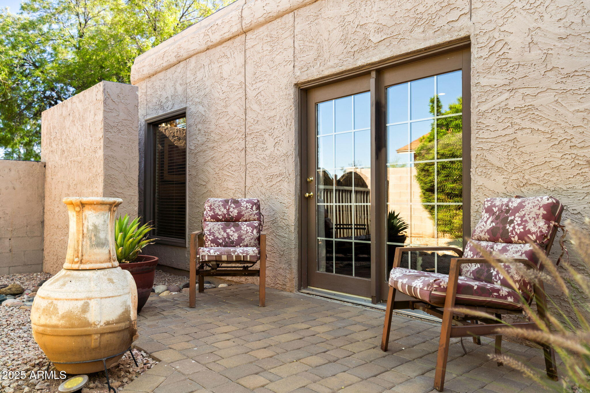 9972 East Del Monte Avenue Gold Canyon, AZ 85118 - Photo 46 of 49 a balcony with furniture and a potted plant