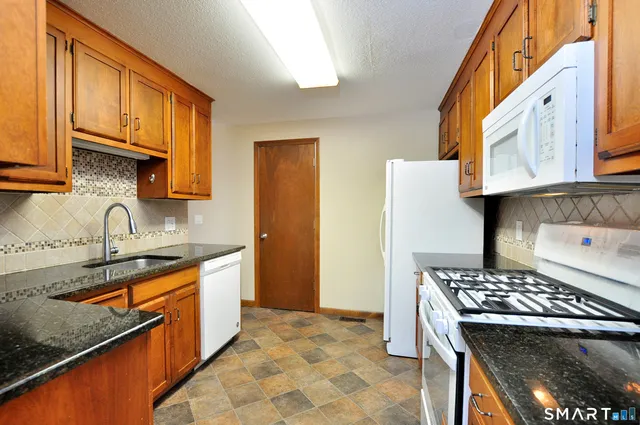 $259,900 | 83 Oak Forest Drive, Unit 83, Manchester, CT 06042