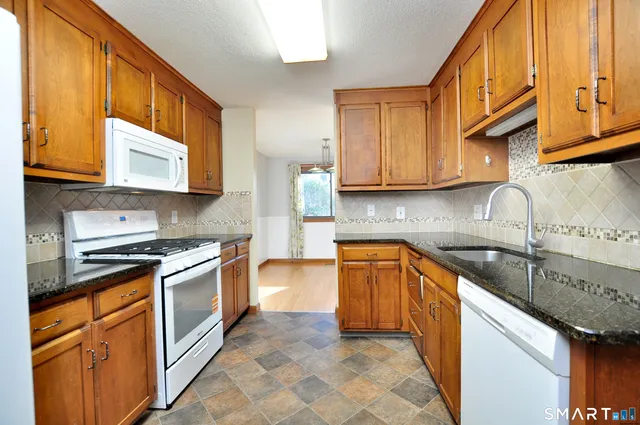 $259,900 | 83 Oak Forest Drive, Unit 83, Manchester, CT 06042