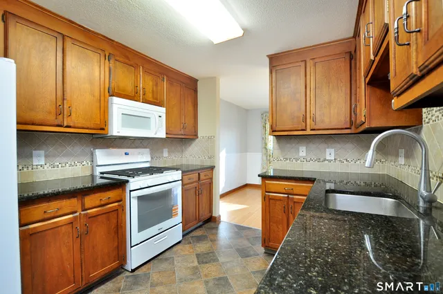 $259,900 | 83 Oak Forest Drive, Unit 83, Manchester, CT 06042