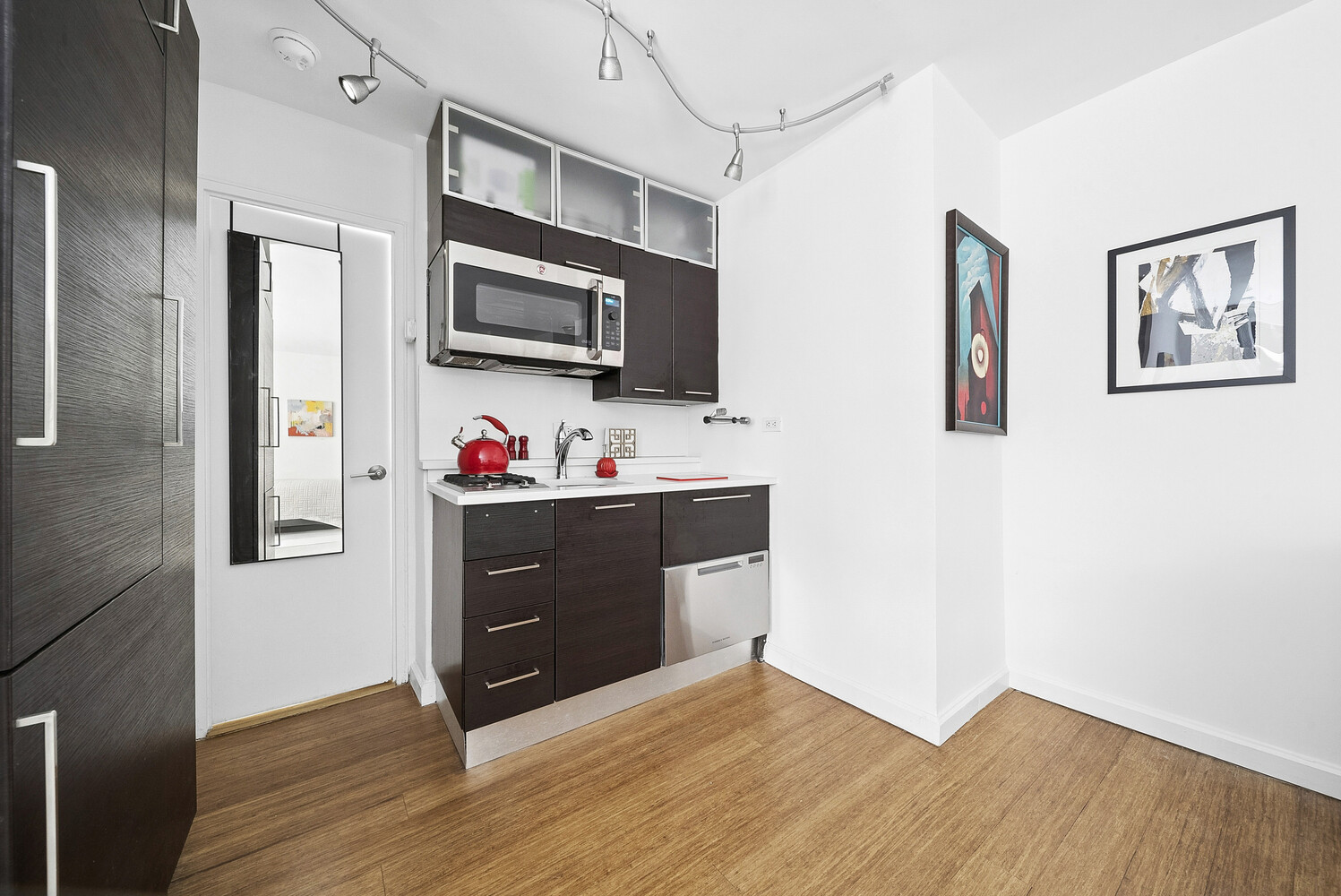 233 East 69th Street, Unit 5F Manhattan, NY 10021 - Photo 2 of 6
