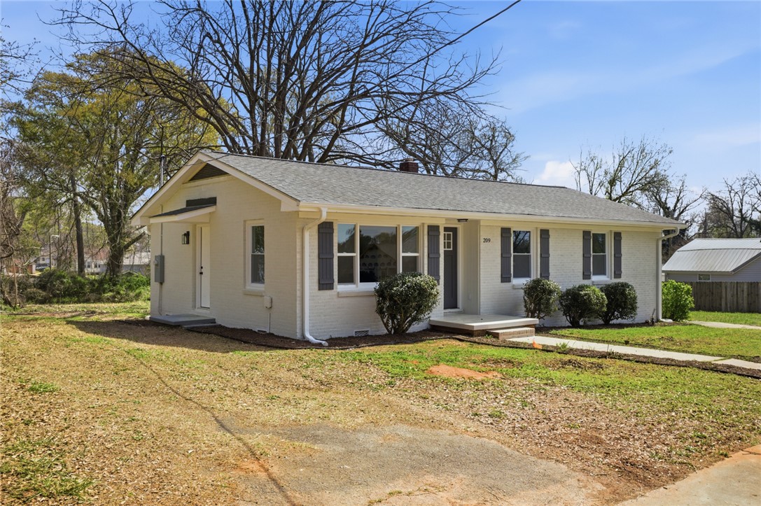 209 Pine Street Seneca, SC 29678 - Photo 2 of 30