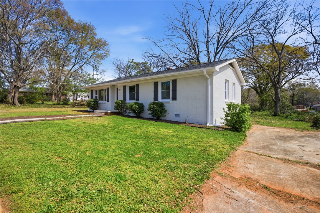 209 Pine Street Seneca, SC 29678 - Photo 3 of 30