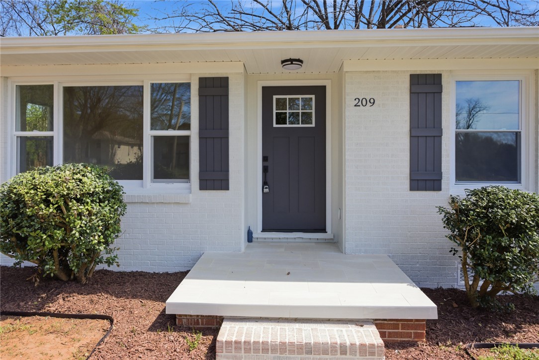 209 Pine Street Seneca, SC 29678 - Photo 4 of 30
