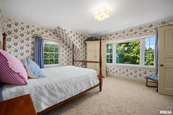 $650,000 | 4704 North Grandview Drive, Peoria Heights, IL 61616