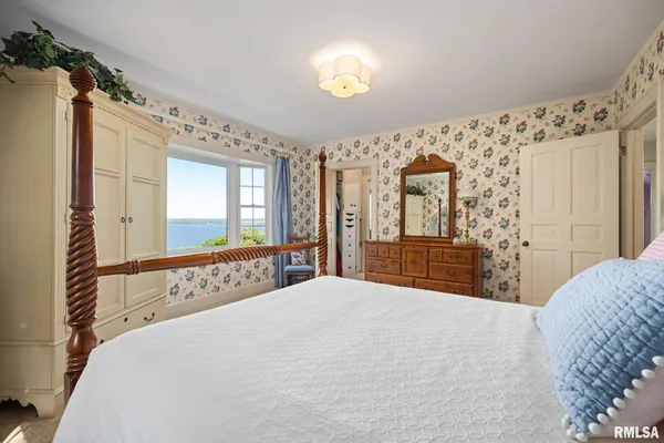 $650,000 | 4704 North Grandview Drive, Peoria Heights, IL 61616