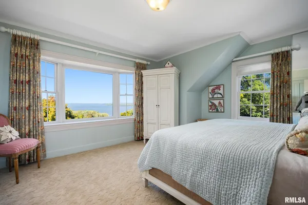 $650,000 | 4704 North Grandview Drive, Peoria Heights, IL 61616